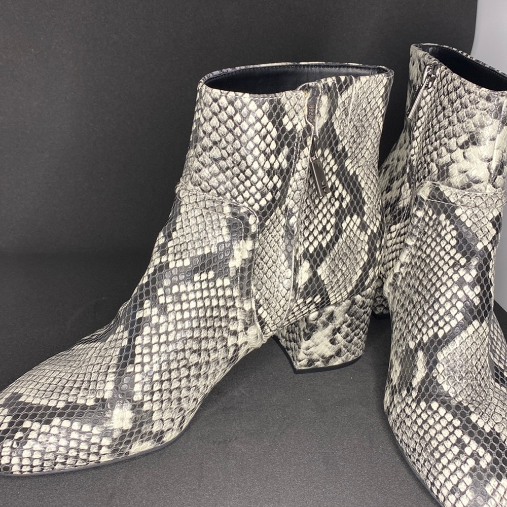 Kennith Cole New York Black and White Snakeskin print Ankle Boots. Sz 8.5m